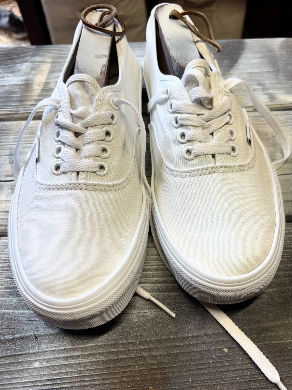 White Vans sneakers #skateboarding #classic size women’s 10 good condition
